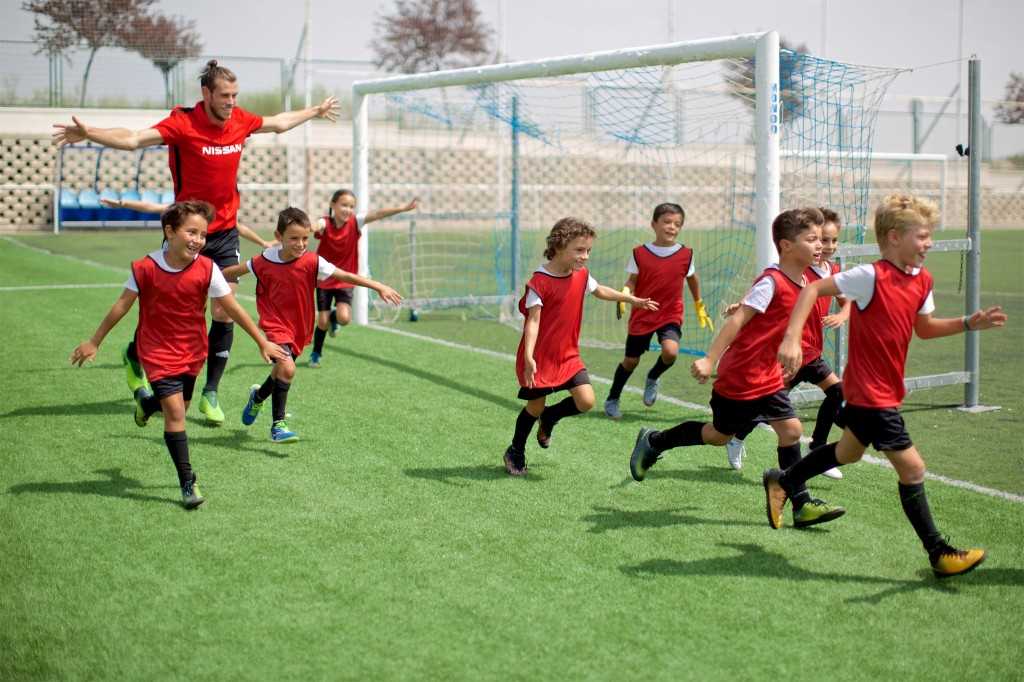 Gareth Bale Running on Pitch with Spanish Kids 