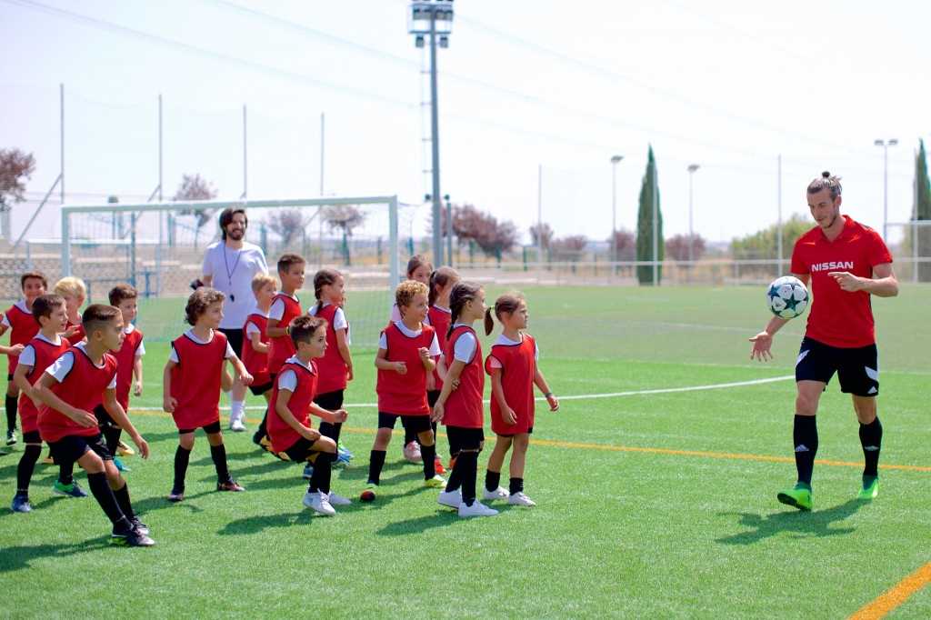 Gareth Bale teaching Spanish Kids how to recreate iconic winning goal from 2014