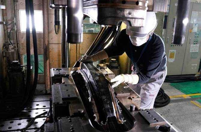 Nissan achieves breakthrough in carbon fiber parts production