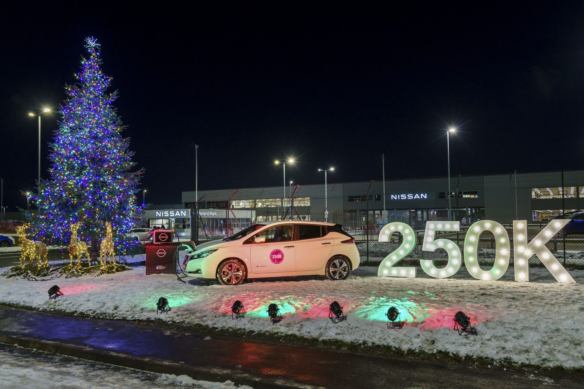 Nissan LEAF powers Christmas lights as UK plant marks production of 250,000 electric vehicles